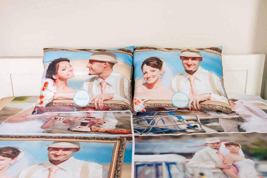 2 poduszki ze zdjęciami w sypialni